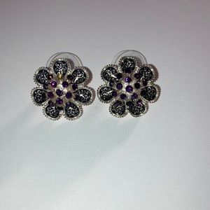 Z157 Costume jewelry a pair of earrings that are in the shape of flowers.